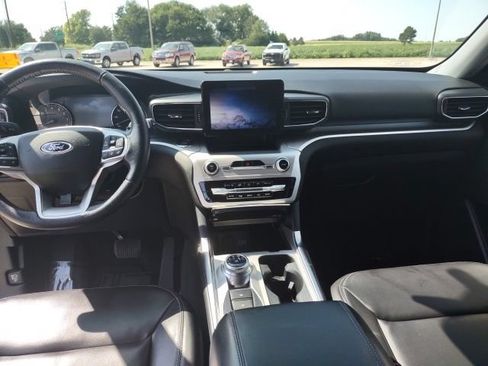 Used 2021 Ford Explorer XLT w/ Equipment Group 202A AWD/4WD image 14