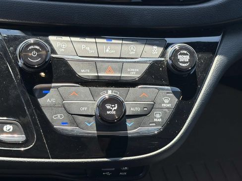 Used 2019 Chrysler Pacifica Touring-L w/ Advanced Safetytec Group FWD image 4