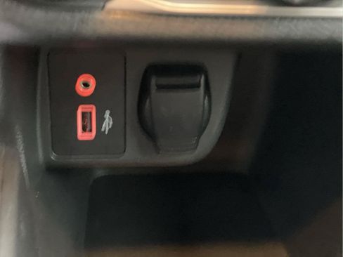 Used 2021 Nissan Versa SR FWD image 35