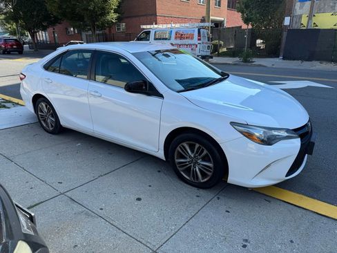Used 2017 Toyota Camry SE image 6