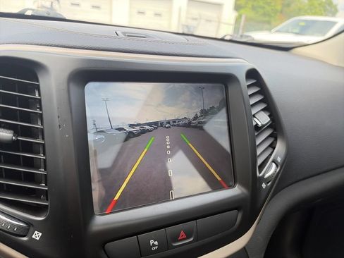 Used 2018 Jeep Cherokee Limited AWD/4WD image 36