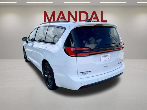 Used 2025 Chrysler Pacifica Limited FWD image 7