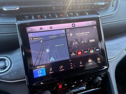 Used 2022 Jeep Grand Cherokee Limited w/ Luxury Tech Group II image 18