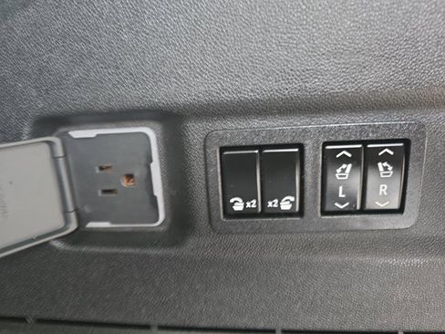 Used 2022 Chevrolet Suburban RST w/ Luxury Package image 17