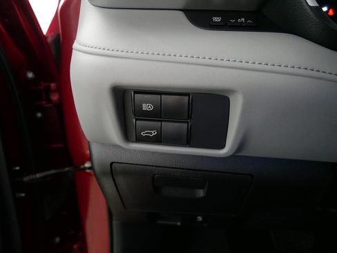 Used 2021 Toyota Highlander XLE image 26