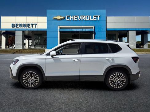 Used 2025 Volkswagen Taos SE FWD image 3