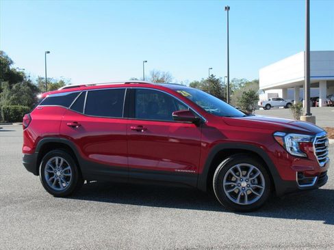 Used 2024 GMC Terrain SLT w/ Infotainment Package II image 2