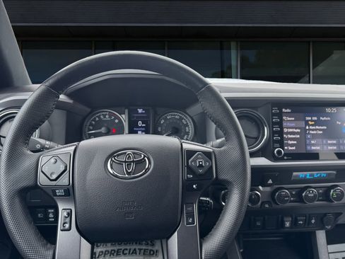 Used 2022 Toyota Tacoma TRD Sport AWD/4WD image 3