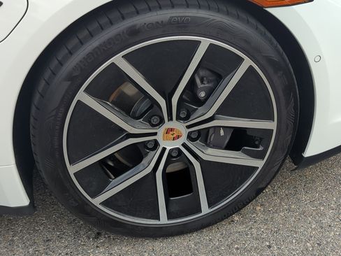 Used 2025 Porsche Taycan image 13