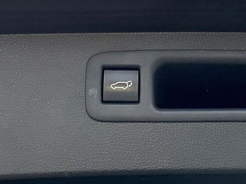 Used 2023 Toyota Highlander L image 10