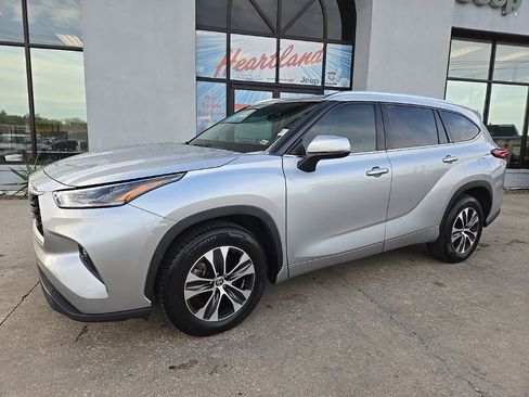 Used 2021 Toyota Highlander XLE image 3