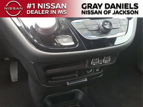 Used 2022 Chrysler Pacifica Touring FWD image 18