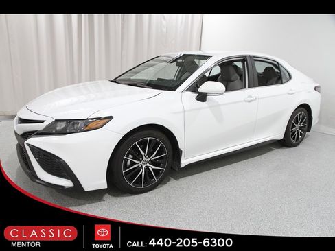 Certified 2024 Toyota Camry SE image 3