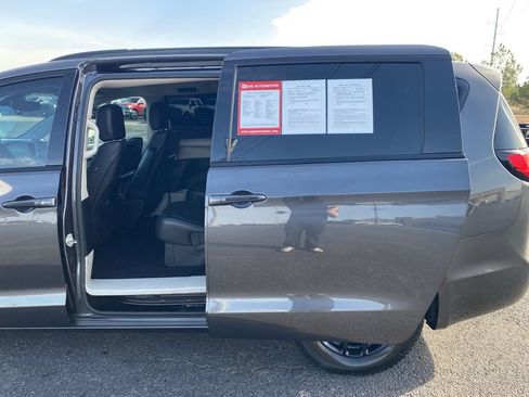 Used 2021 Chrysler Pacifica Touring-L w/ Uconnect Theater Family Group image 30