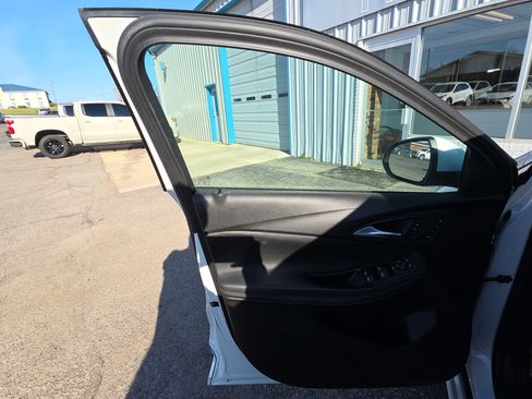 Used 2022 Buick Encore GX Essence w/ Sport Touring Package image 7