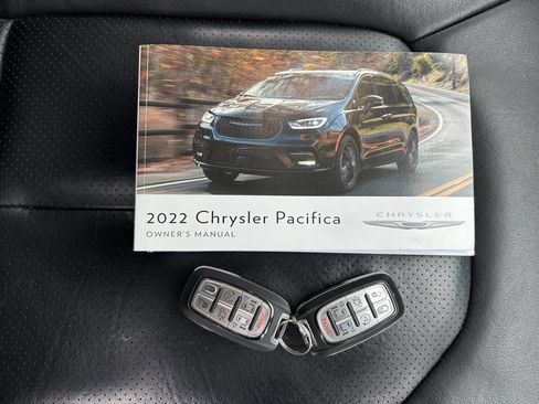 Used 2022 Chrysler Pacifica Touring-L image 31