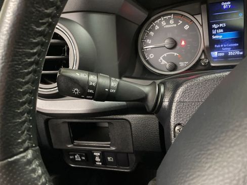 Used 2018 Toyota Tacoma TRD Sport image 23