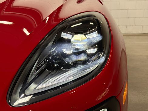 Certified 2025 Porsche Macan image 10