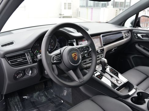 Certified 2026 Porsche Macan AWD/4WD image 4
