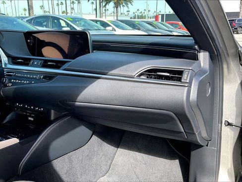 Used 2019 Lexus ES 350 Ultra Luxury w/ Accessory Package image 18