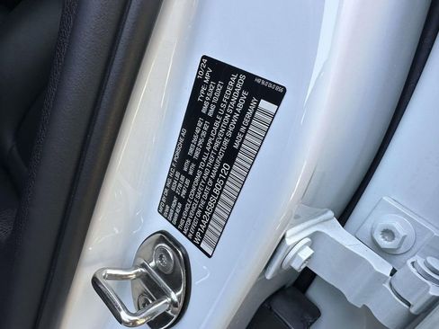 Certified 2025 Porsche Macan AWD/4WD image 7