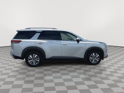 Used 2025 Nissan Pathfinder SL FWD image 9