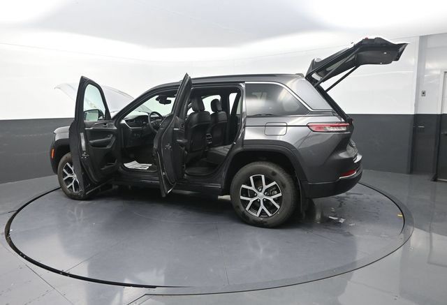Used 2024 Jeep Grand Cherokee Limited AWD/4WD image 35