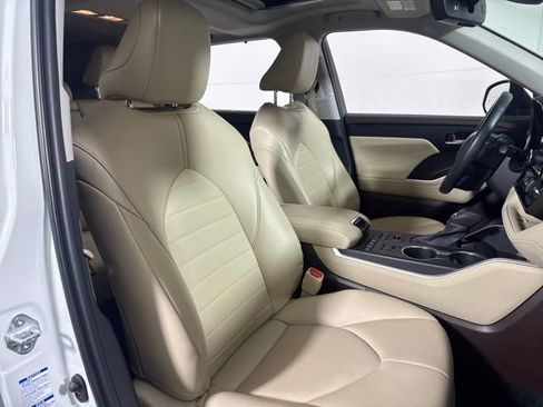 Used 2022 Toyota Highlander XLE image 19