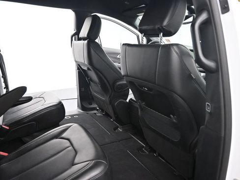 Used 2025 Chrysler Pacifica Select FWD image 18