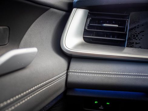 Certified 2025 Volkswagen Tiguan SE image 32