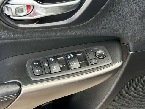 Used 2019 Jeep Cherokee Latitude Plus w/ Cold Weather Group image 11