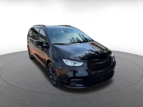 Used 2025 Chrysler Pacifica Limited FWD image 3