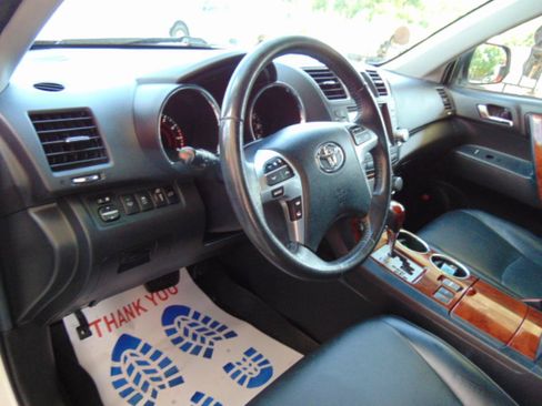 Used 2012 Toyota Highlander Limited w/ Tow Pkg FWD image 9