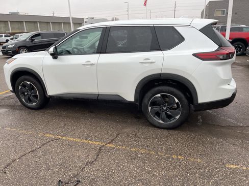 Used 2025 Nissan Rogue SV image 8