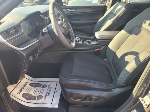 Used 2024 Jeep Grand Cherokee Laredo X w/ Luxury Tech Group I AWD/4WD image 11