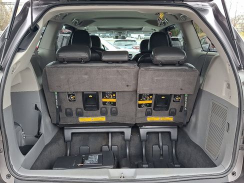 Used 2011 Toyota Sienna SE image 28