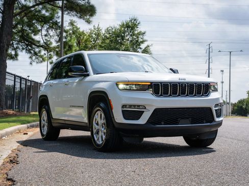 Used 2023 Jeep Grand Cherokee Limited w/ Luxury Tech Group II AWD/4WD image 3