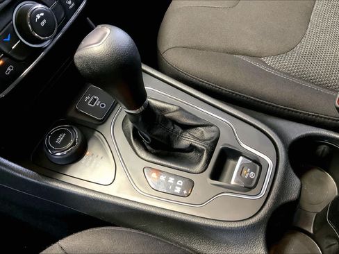 Used 2020 Jeep Cherokee Latitude w/ Cold Weather Group AWD/4WD image 16