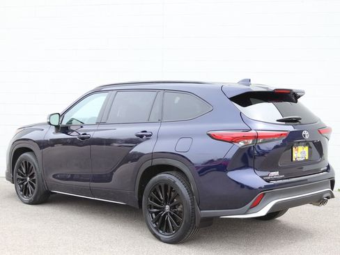 Used 2023 Toyota Highlander XSE AWD/4WD image 2