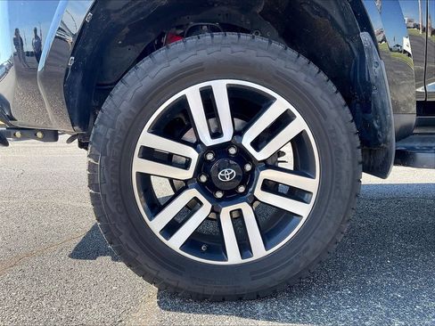 Used 2018 Toyota 4Runner SR5 AWD/4WD image 16