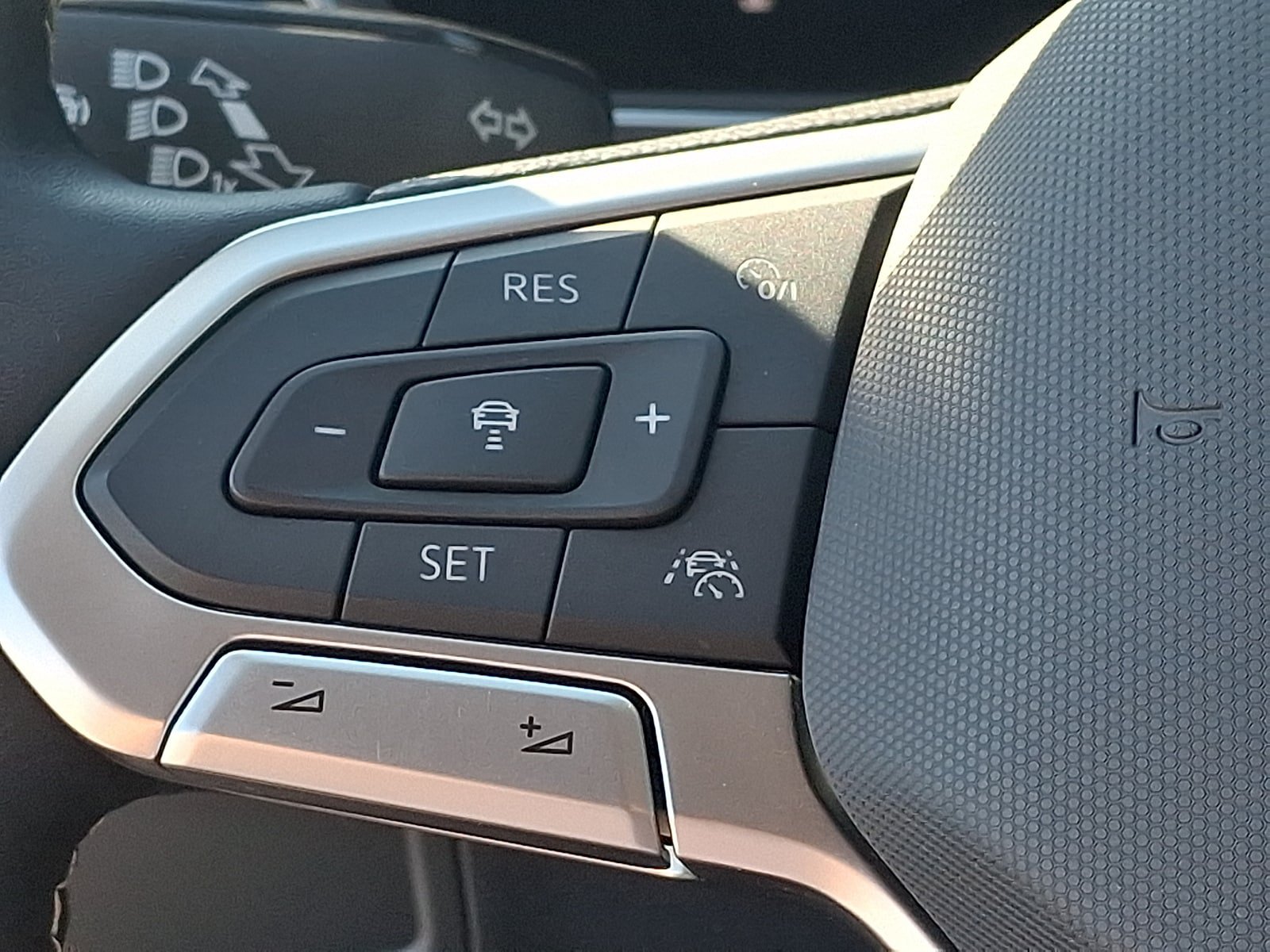 Used 2022 Volkswagen Tiguan SE FWD image 23