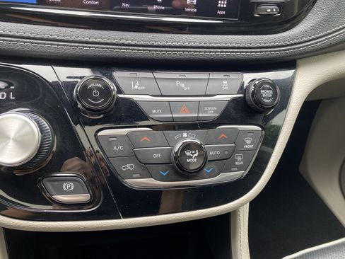 Used 2023 Chrysler Pacifica Limited FWD image 29
