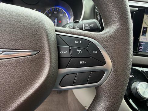 Used 2018 Chrysler Pacifica Touring FWD image 28