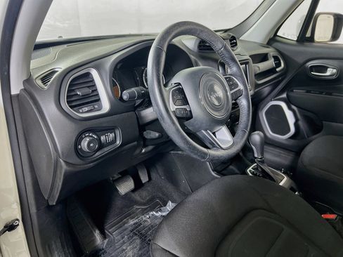 Used 2019 Jeep Renegade Latitude w/ Cold Weather Group AWD/4WD image 9