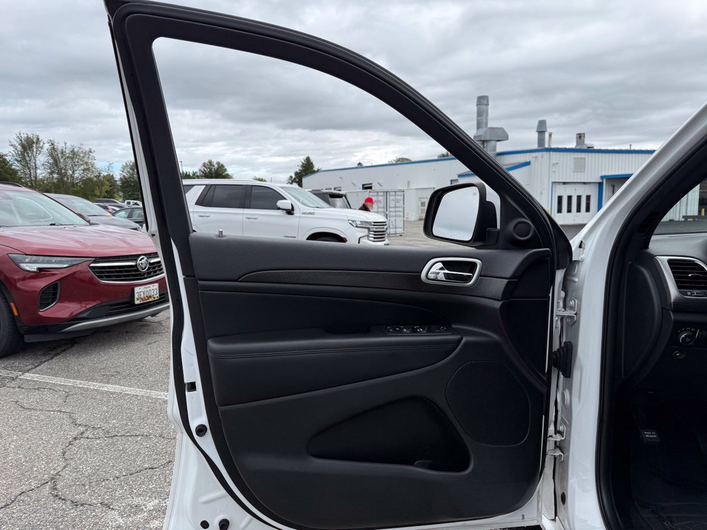 Used 2018 Jeep Grand Cherokee Altitude RWD image 38