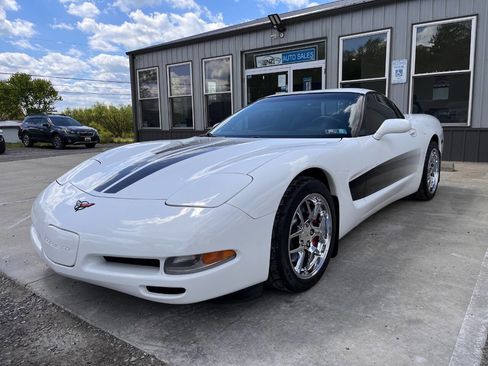 Used 1998 Chevrolet Corvette Coupe w/ Roof Pkg RWD image 4