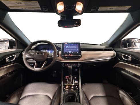 Used 2025 Jeep Compass Limited image 41