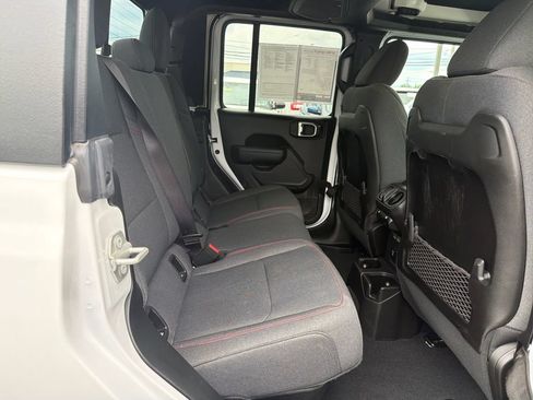 Used 2024 Jeep Gladiator Rubicon w/ Convenience Group AWD/4WD image 17