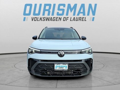 Certified 2025 Volkswagen Taos SE image 2