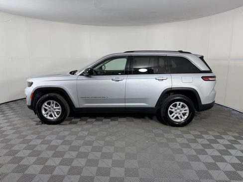 Used 2023 Jeep Grand Cherokee Laredo AWD/4WD image 2